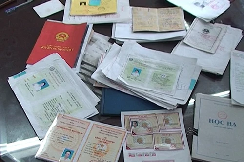 Bắt đối tượng làm giả từ bằng đại học đến thẻ nhà báo