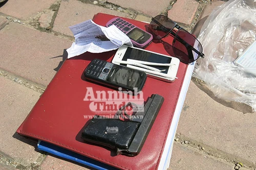 Đi đường mang theo súng, điều tra lộ ra án truy nã