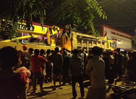 Đường xấu, đổ xe, bị xe tải cán tử vong tại chỗ