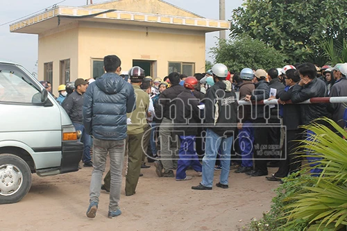 Nhà máy gạch Tuynel Vũ Bình bị hàng trăm người bao vây