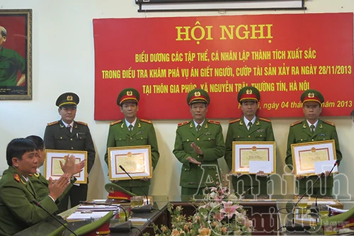 Khen thưởng thành tích khám phá nhanh vụ “giết người, đốt xác”