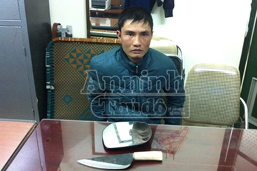 Mang "phóng lợn" đi "đá" gương xe sang