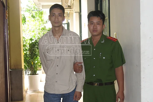 Trả tiền rồi còn bị đòi, rút súng ra bắn