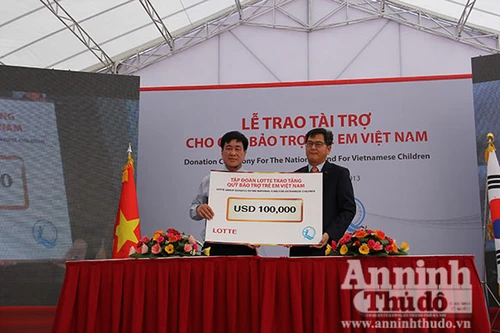 Tập đoàn Lotte tài trợ 100.000 USD cho trẻ em nghèo