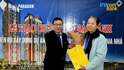 Hanoi Paragon trao chứng thư bảo lãnh cam kết tiến độ dự án