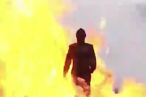 Xem cô gái Nga bước đi trong lửa đạn mà không hề xây xước