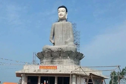 Nhiều người hiếu kỳ kéo đến xem tượng Phật xây dở dang bất ngờ đổ sập