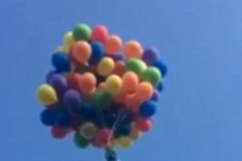 Bay lên trời bằng 100 quả bóng bay