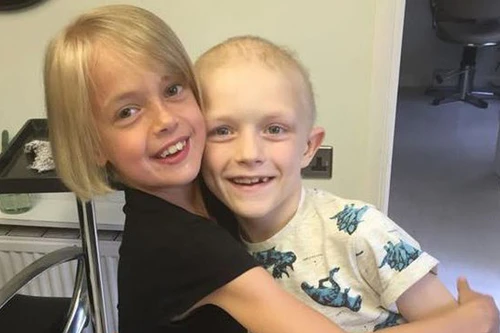 Cắt tóc để quyên tiền chữa bệnh cho bạn