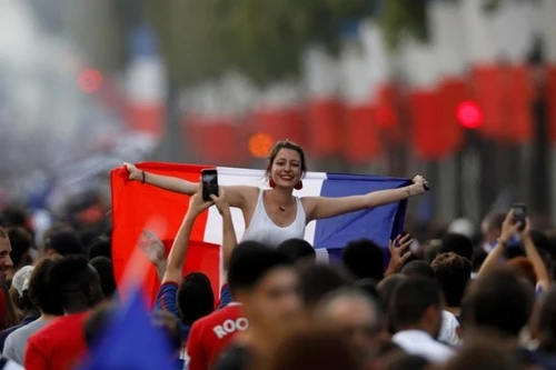 [ẢNH] CĐV trên khắp nước Pháp "bung lụa" mừng chiến công của Gà trống Gaulois