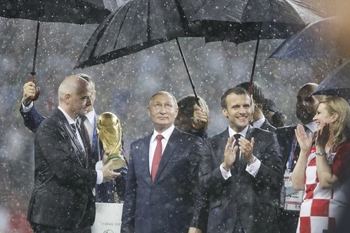 [ẢNH] Cúp vàng World Cup được trao đầy cảm xúc dưới cơn mưa như trút