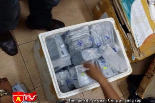 Tạm giữ hơn 500 điện thoại không rõ nguồn gốc trong xe chuyển phát nhanh