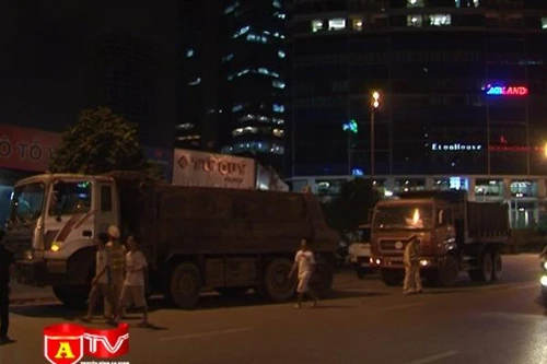 CSGT Hà Nội xử lý xe chở vật liệu xây dựng rơi vãi