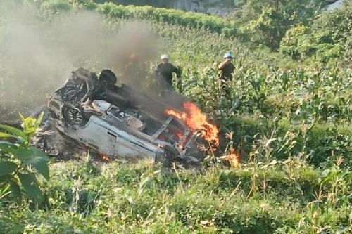 Xe Innova lao xuống vực bốc cháy dữ dội: Lái xe đã kịp thoát ra ngoài