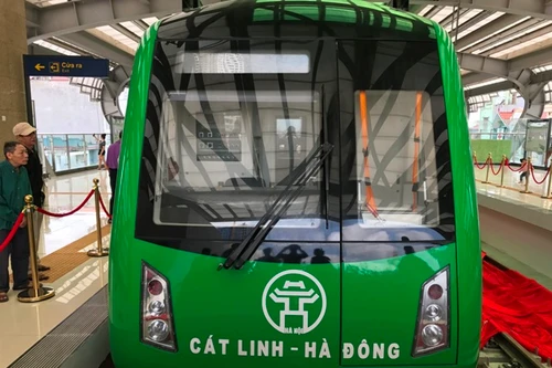 Người Hà Nội háo hức xem đoàn tàu đường sắt trên cao Cát Linh - Hà Đông