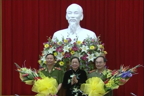 Tặng Kỷ niệm chương "Vì sự nghiệp dân vận" cho lãnh đạo Bộ Công an