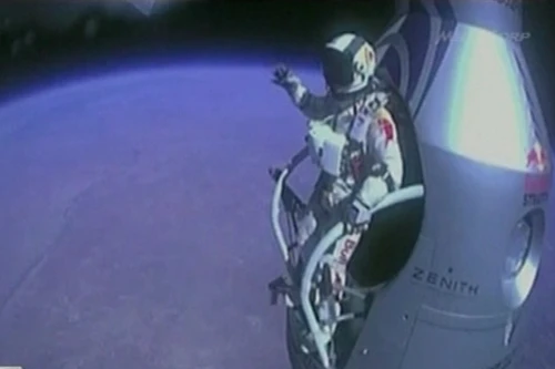 Rơi tự do từ độ cao 39.000 mét