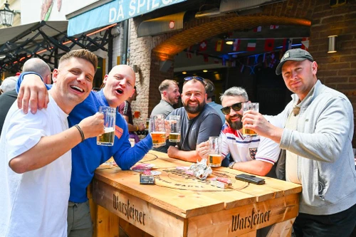 Chỉ 2 ngày, CĐV Anh giúp nhà hàng Đức tiêu thụ lượng bia bằng 2 tháng