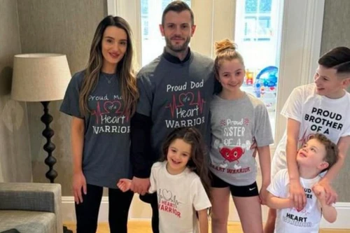 Con gái cựu cầu thủ Arsenal hồi phục thần kỳ sau ca mổ tim