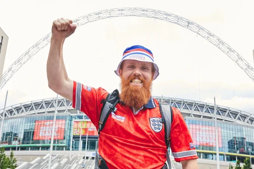 “Gã điên” chạy bộ từ Anh sang Đức để cổ vũ “Tam sư”