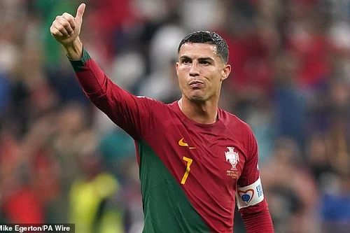 Ronaldo khoe bụng 6 múi dù đã ở tuổi 39