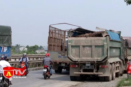 Nhức nhối tình trạng xe tải chở đất đá, vật liệu xây dựng rơi vãi