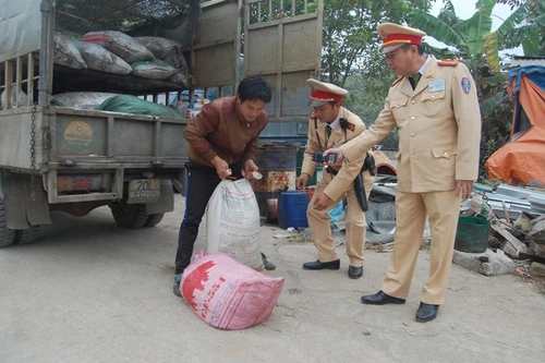 CSGT phát hiện hơn 2 tấn mỡ "bẩn" tuồn về Thủ đô