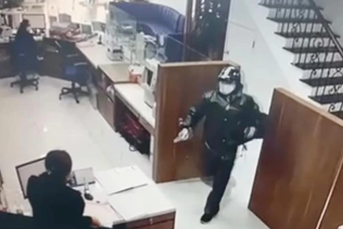 Nguyên nhân nào khiến 2 'gã' trai biến mình thành kẻ cướp ngân hàng?