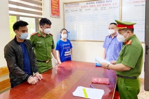 Dùng ảnh ‘nóng’ ép con riêng của vợ quan hệ tình dục