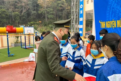 Chiến sỹ Công an Thủ đô sẻ chia yêu thương với trẻ em vùng cao