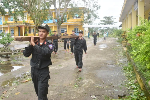 Trung đoàn Cảnh sát cơ động Trung bộ khẩn trương giúp dân khắc phục hậu quả cơn bão Noru