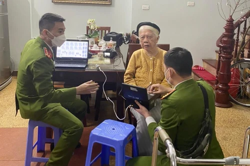 Cấp căn cước công dân cho cụ bà hơn 100 tuổi trước thềm năm mới