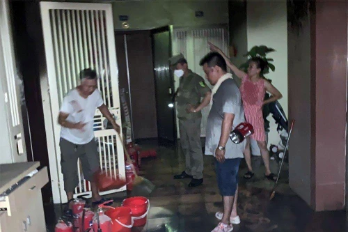 Dọa bạn gái, nam thanh niên đốt tủ quần áo làm cháy căn hộ chung cư 