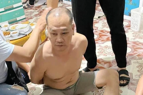 Thiếu nợ, người đàn ông mang súng tự chế đi cướp ngân hàng