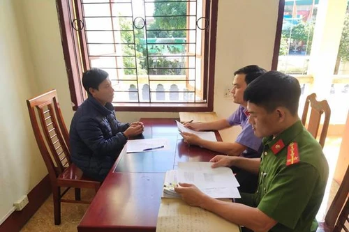 Khởi tố phụ huynh bắt thầy hiệu trưởng quỳ 6 phút