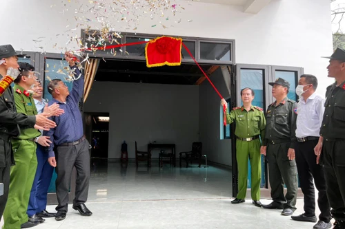 Trao nhà tình nghĩa cho gia đình chiến sỹ Công an nhân dân