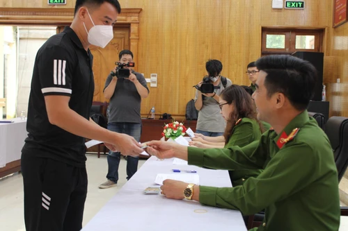 Nghẹn ngào nước mắt ngày đoàn tụ của các phạm nhân được đặc xá