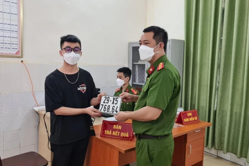 Ghi nhận thời khắc đầu tiên Công an xã thực hiện cấp đăng ký xe mô tô, xe máy 