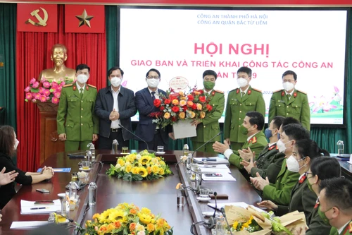 Khen thưởng chiến công bắt giữ 2 đối tượng cướp ngân hàng sau 16 giờ gây án