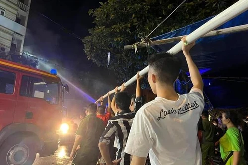 Hình ảnh đẹp người dân sát cánh cùng lực lượng Cảnh sát chữa cháy hàng chục căn nhà