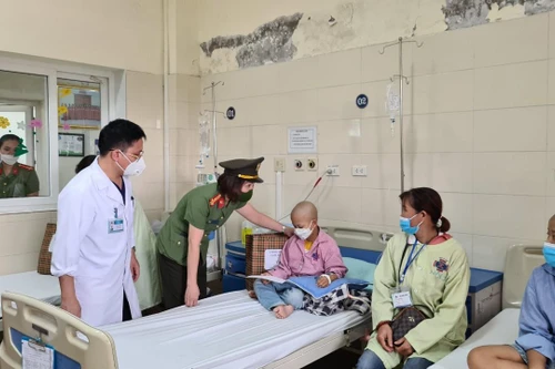 Mang yêu thương đến với trẻ em gái và những người phụ nữ có hoàn cảnh đặc biệt