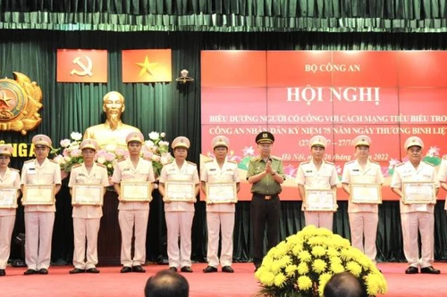 Tôn vinh những người có công với cách mạng trong lực lượng Công an nhân dân