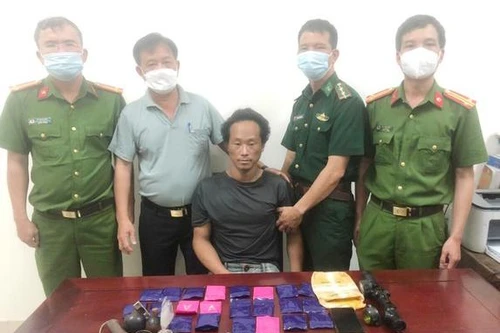 Trữ súng, lựu đạn, dao áp tải 4.000 viên ma túy tổng hợp qua biên giới