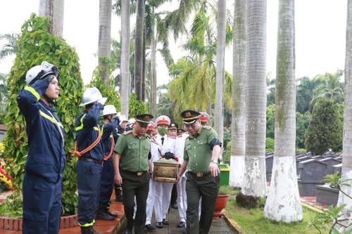 Đưa liệt sỹ Nguyễn Đình Phúc về nơi an nghỉ cuối cùng
