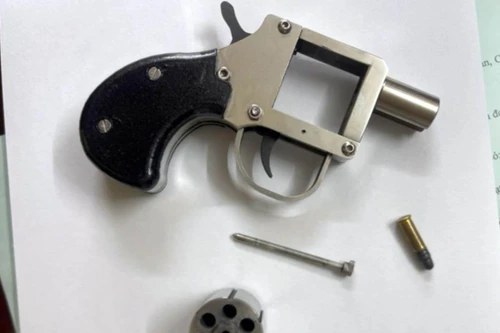 Giải quyết mâu thuẫn, nổ súng trước quán bar