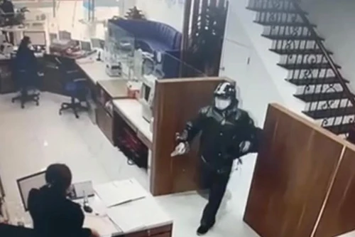 Cận cảnh hung khí 2 gã trai dùng dao đe dọa cướp tiền tại ngân hàng