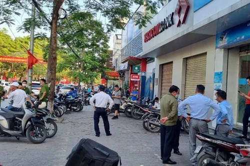 Ráo riết truy tìm đối tượng manh động dùng 'hàng nóng' cướp ngân hàng