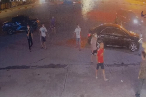 Tìm người biết việc nhóm thanh niên đập phá xe Mercedes tại cây xăng