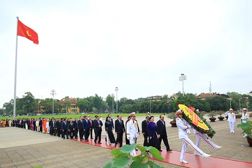 Đại biểu Quốc hội viếng Chủ tịch Hồ Chí Minh trước khai mạc Kỳ họp thứ 7 Quốc hội khóa XIV