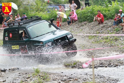 [Ảnh] Mãn nhãn xem ô tô địa hình gầm rú băng rừng, vượt suối ở cao nguyên đá